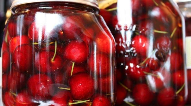 vizitator prins cand incerca sa introduca in penitenciarul colibasi doua telefoane mobile ascunse in cutii de compot