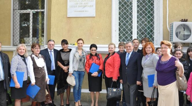 adina buzatu s a intors la scoala uite o pe stilista emotionata intre fostii sai dascali