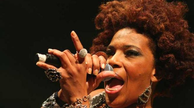 mari hituri si coveruri macy gray canta metallica
