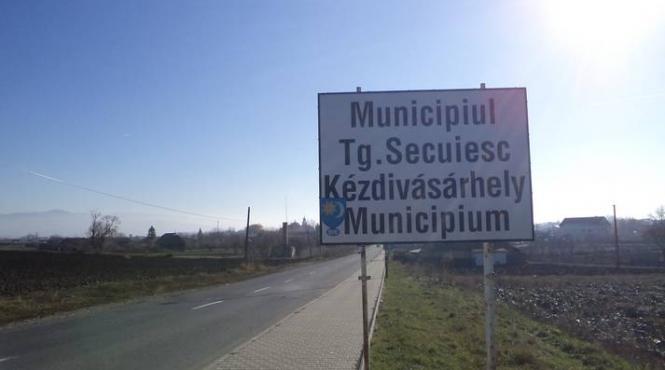sfidare stema tinutului secuiesc pe mai multe indicatoare rutiere din covasna