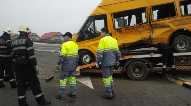 tragedie la iasi o educatoare a murit dupa ce microbuzul in care se afla s a ciocnit cu o autoutilitara video