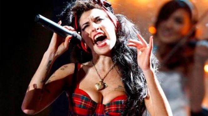 mitch winehouse amy a luat o persoana fara adapost de pe strada si a locuit cu ea sase luni