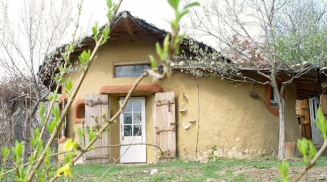 o casa de lut din romania desemnata una din cele mai frumoase din lume