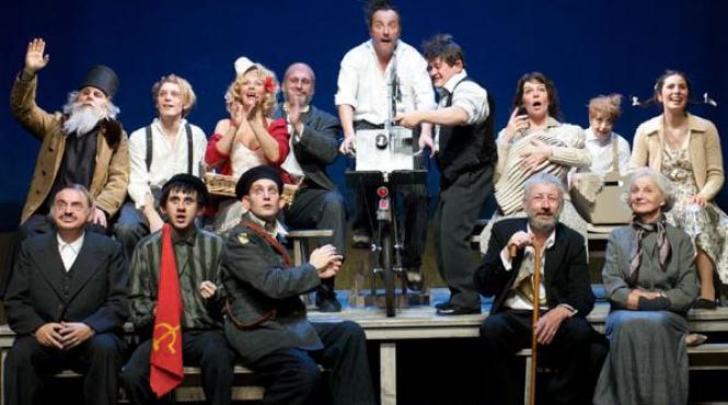 malaele si lustig aplaudati in franta la premiera spectacolului creat dupa filmul nunta muta