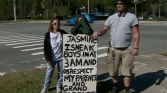 video cum a fost umilita o adolescenta de parintii ei public