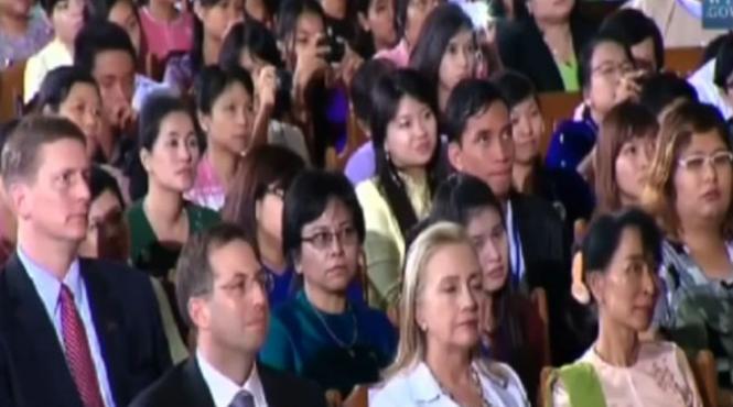 video hillary clinton aproape a adormit in timpul discursului istoric pe care barack obama l a sustinut in myanmar