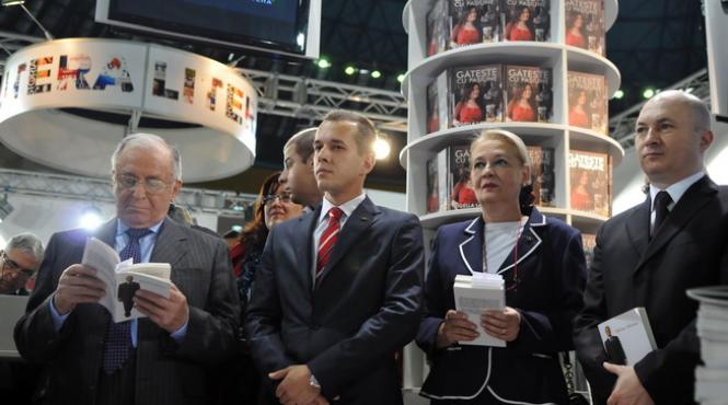 ion iliescu la lansarea cartii lui adrian nastase nota comuna se refera la obsesia pentru basescu