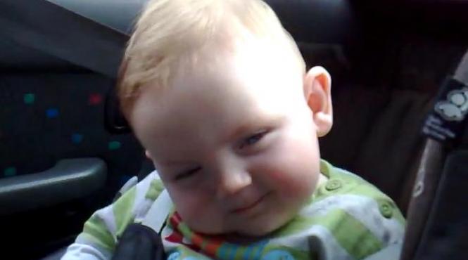 un bebelus rupt de somn incearca sa nu adoarma video