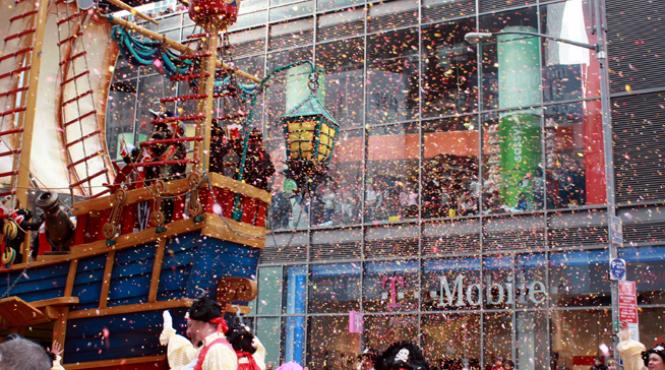 documente ale politiei din new york facute confetii si aruncate pe strada in timpul paradei de ziua recunostintei