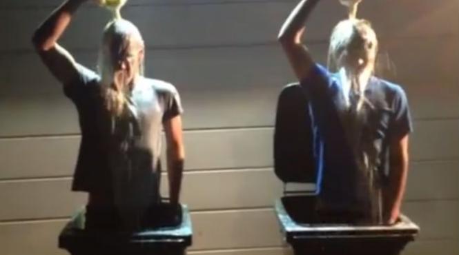 video mii de persoane s au uitat ce pot face mai multi tineri cu o sticla de lapte