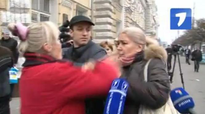 protest in fata primariei chisinau lidera pensionarilor loveste o batrana in plina figura video