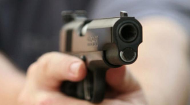 focuri de arma in capitala cinci barbati prinsi in timp ce furau materiale feroase dintr un depozit