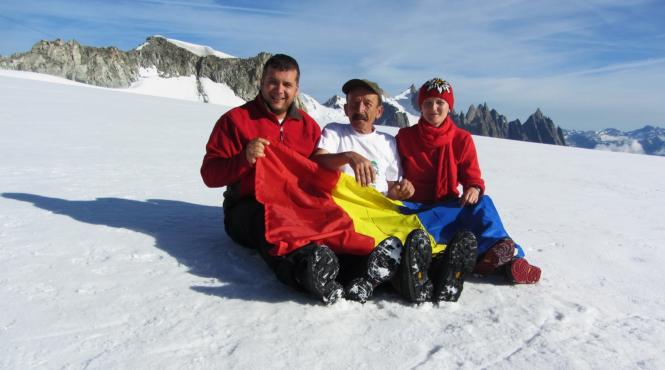 cu tricolorul romanesc pe jungfrau