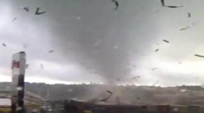 tornada devastatoare in aukland noua zeelanda trei oameni au murit si zeci de case au fost avariate video