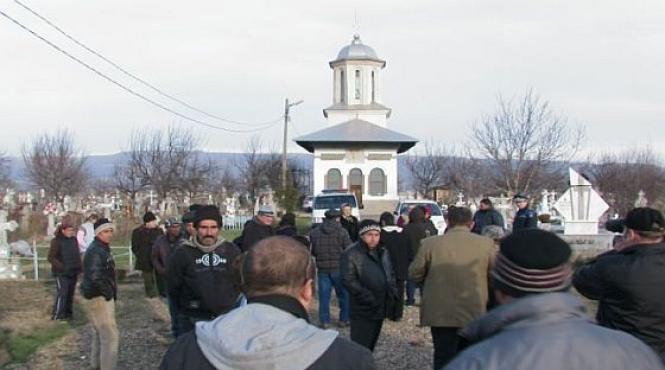 video bataie in cimitir la o inmormantare intre preot si localnici