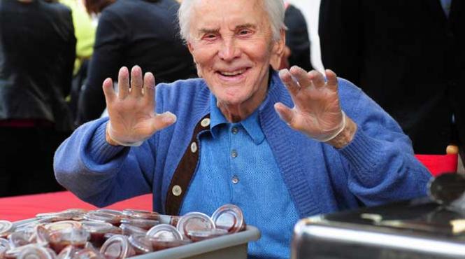 kirk douglas are 96 de ani