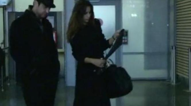 madalina ghenea si gerard butler surprinsi de reporterii norvegieni pe aeroportul din oslo video