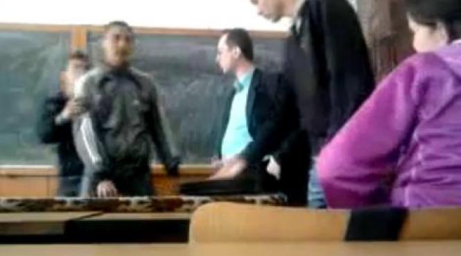 scoala romaneasca elev catre profesor ba daca mi dai doi sa moara mama te omor