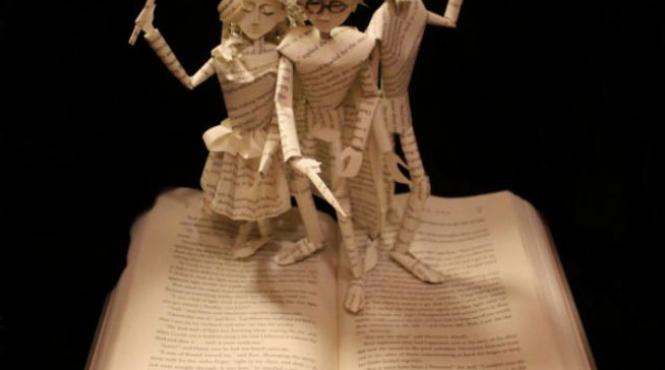 foto o artista a realizat personaje care ies din carti