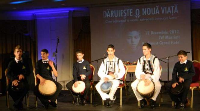 artisti de pe strada educati de concordia asteapta sa cante pentru petreceri