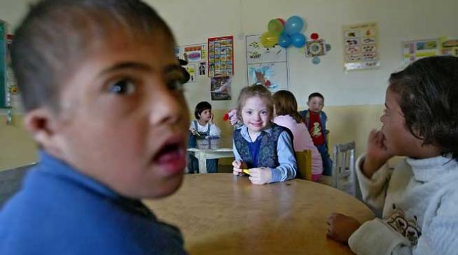 video copil cu sindrom down terorizat de invatatoare intr o scoala din romania era lovit si tinut cu leucoplast la gura