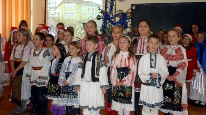 interferente culturale in spatiul romano american mos craciun americanii si corpul pacii la toplita