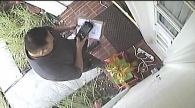 surprins de camere momentul in care un postas fura cadoul de craciun al unui copil