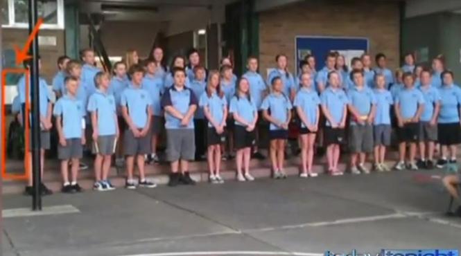 situatie incredibila la scoala unde a fost asezat un baietel aflat in scaun cu rotile pentru fotografia de absolvire video