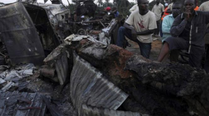 incendiu violent in capitala nigeriei explozia unui depozit de artificii a ranit 30 de oameni