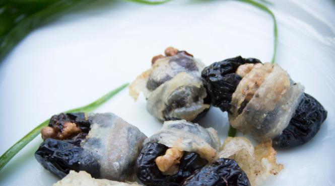 retete de anul nou prune umplute sub plapumioara