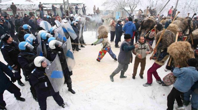 traditionala bataie cu batele intre cetele de mascati de la ruginoasa impiedicata de jandarmi