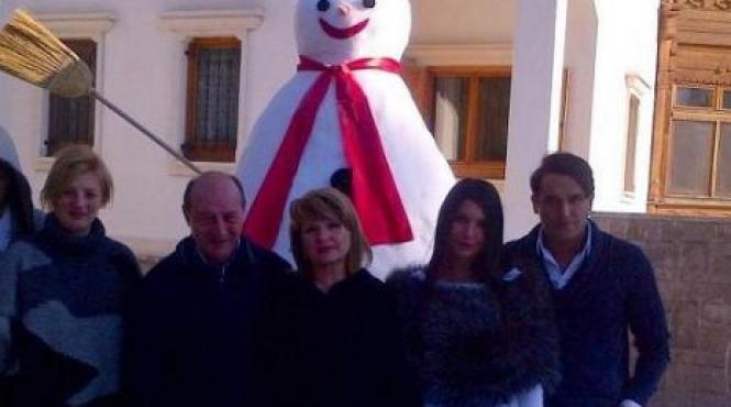 eba a publicat pe twitter primele fotografii din 2013 cu familia si omul de zapada