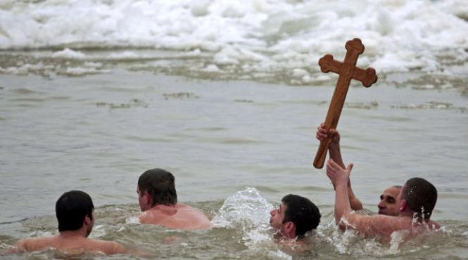 inscrierile pentru recuperarea crucii de boboteaza din apele dunarii se fac pana sambata candidati trebuie sa vina cu ekg ul