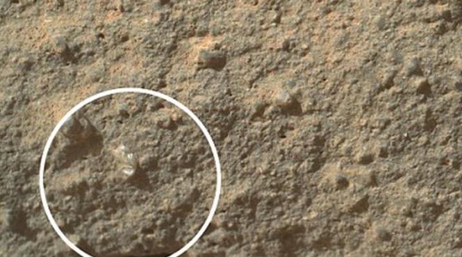 fotografia care aprinde imaginatia amatorilor de sf ce a filmat roverul curiosity pe planeta marte