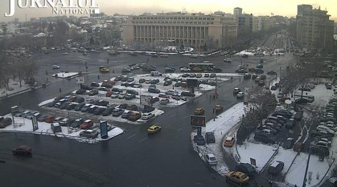 un barbat ameninta ca se sinucide langa cladirea guvernului