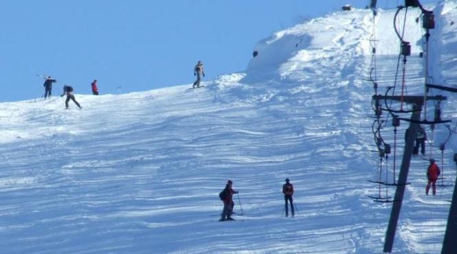 accident grav pe partie in semenic un copil de 10 ani a fost ranit de cablul teleschiului care s a rupt