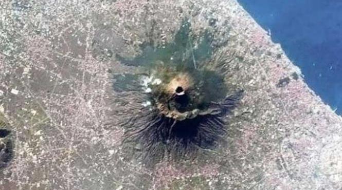 bomba cu ceas a europei fotografiata din spatiu de nasa ce s a intamplat ultima data cand a erupt