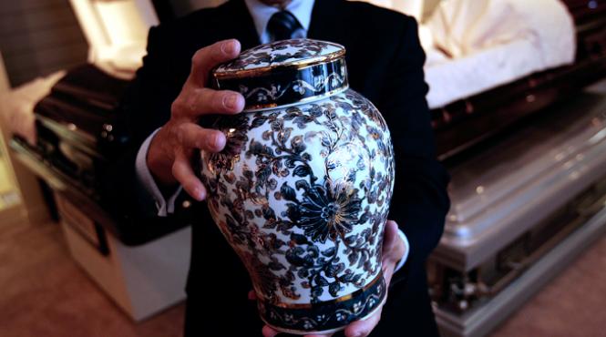 lista romanilor celebri care au fost incinerati