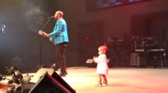 i a furat show ul bebelusul dansator aparitie neasteptata pe scena la concertul tatalui sau video