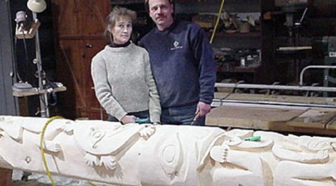 un barbat si a ucis sotia cu un stalp totemic