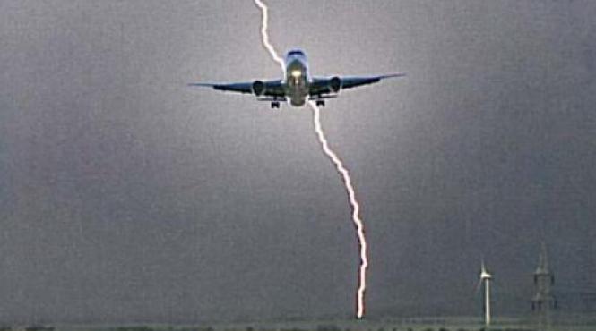 avion tarom lovit de fulger la istanbul