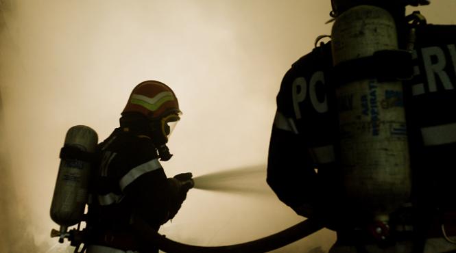 puternic incendiu intr un bloc din capitala