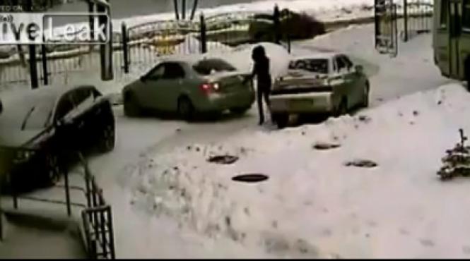 prostia face victime o soferita si a strivit prietena cu masina video