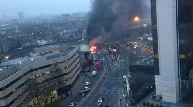 un elicopter s a prabusit in sudul londrei dupa ce a lovit o macara video