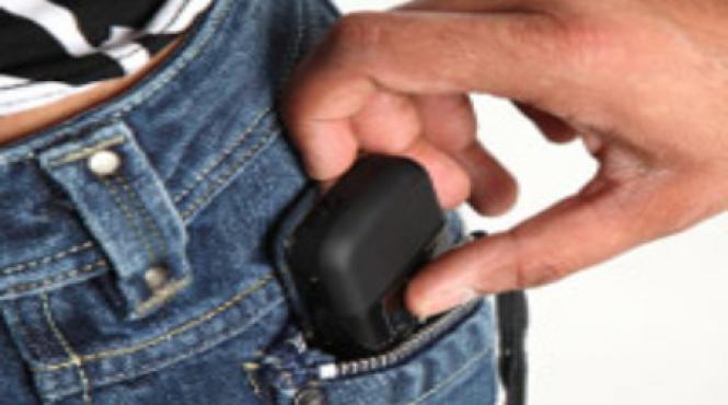 hot de buzunare la 81 de ani batranul a fost retinut dupa ce a furat un telefon mobil de la un alt barbat