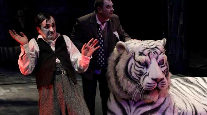 alberto ui inaltimea actorului ionel mihailescu la odeon o metafora plasata in teatrul de cabaret