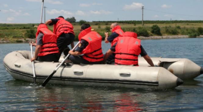 cei doi vanatori disparuti dupa ce barca in care se aflau s a rasturnat nu au fost inca gasiti