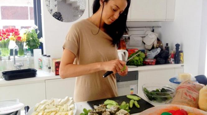 andreea raicu in rol de gospodina uite ce reteta delicioasa si rapida a pregatit