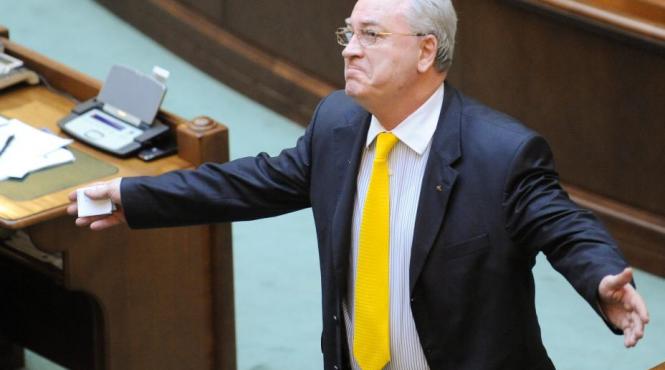 hasotti catre parlamentarii pp dd donati indemnizatia si dormiti in gara de nord pe o banca