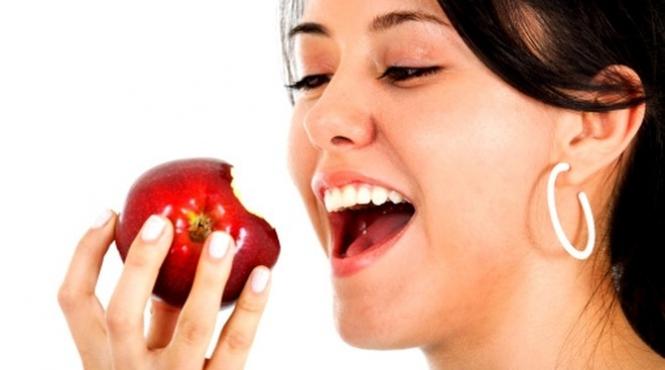 7 alimente care albesc dintii